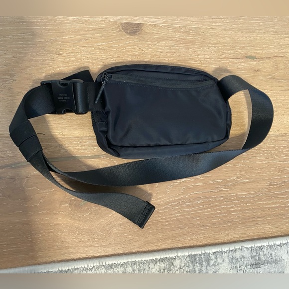 Lululemon Everywhere Belt Bag - Picture 2 of 5